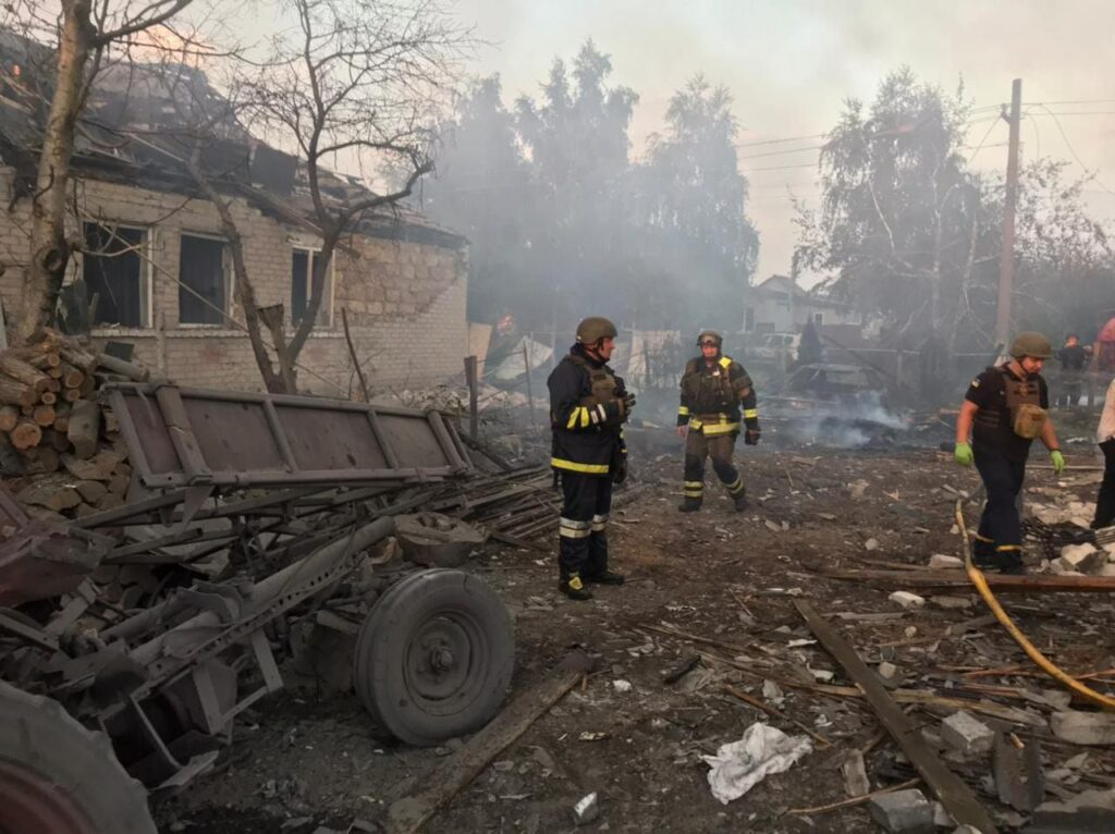 Двое спасателей и следователь ранены во время повторного обстрела Харьковщины