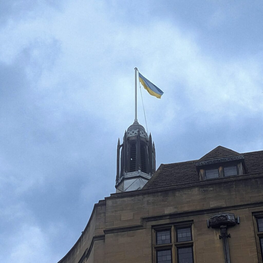Над мэрией Оксфорда подняли флаг Украины в знак поддержки Харькова