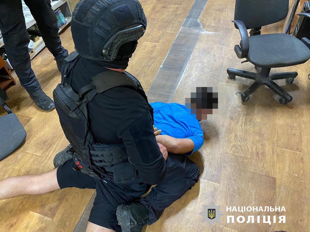 У Харкові затримали рятувальника ухилістів, який переправляв їх за кордон 2