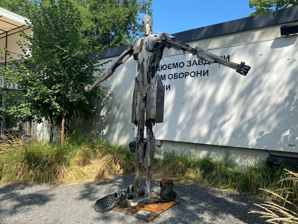 Скульптуру из обломков сбитой ракеты РФ создал художник с Харьковщины (сюжет)