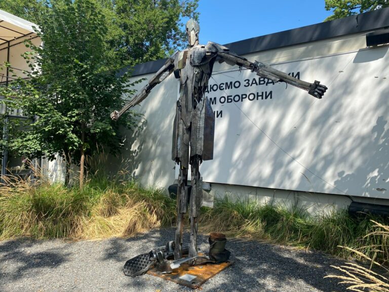 Скульптуру з уламків збитої ракети РФ створив митець із Харківщини (сюжет)