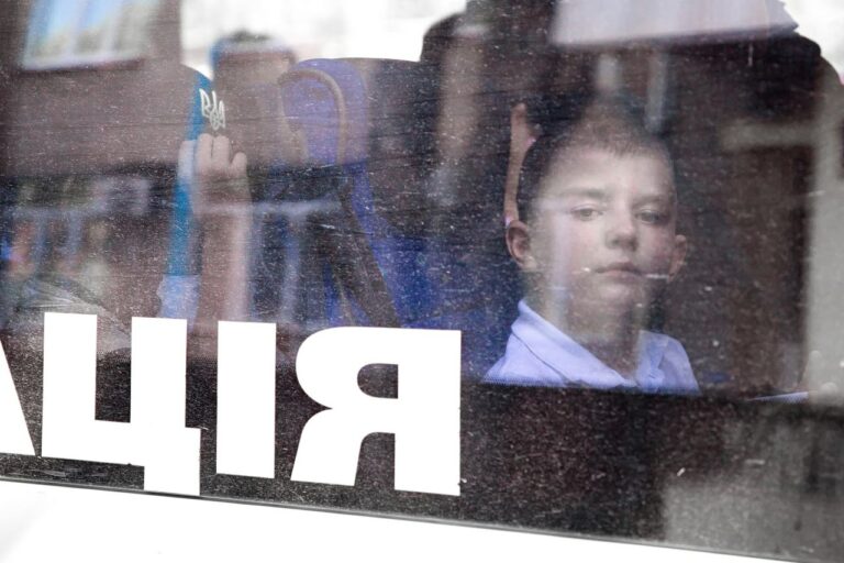 Новий закон дозволить примусово евакуйовувати дітей без згоди батьків – ХОВА