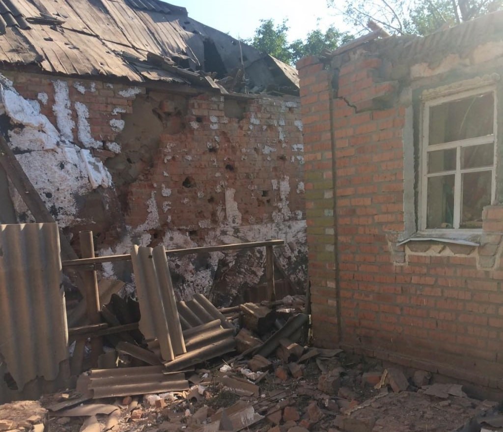 Близько 20 ударів завдала РФ по прикордонному селищу на Харківщині (фото)