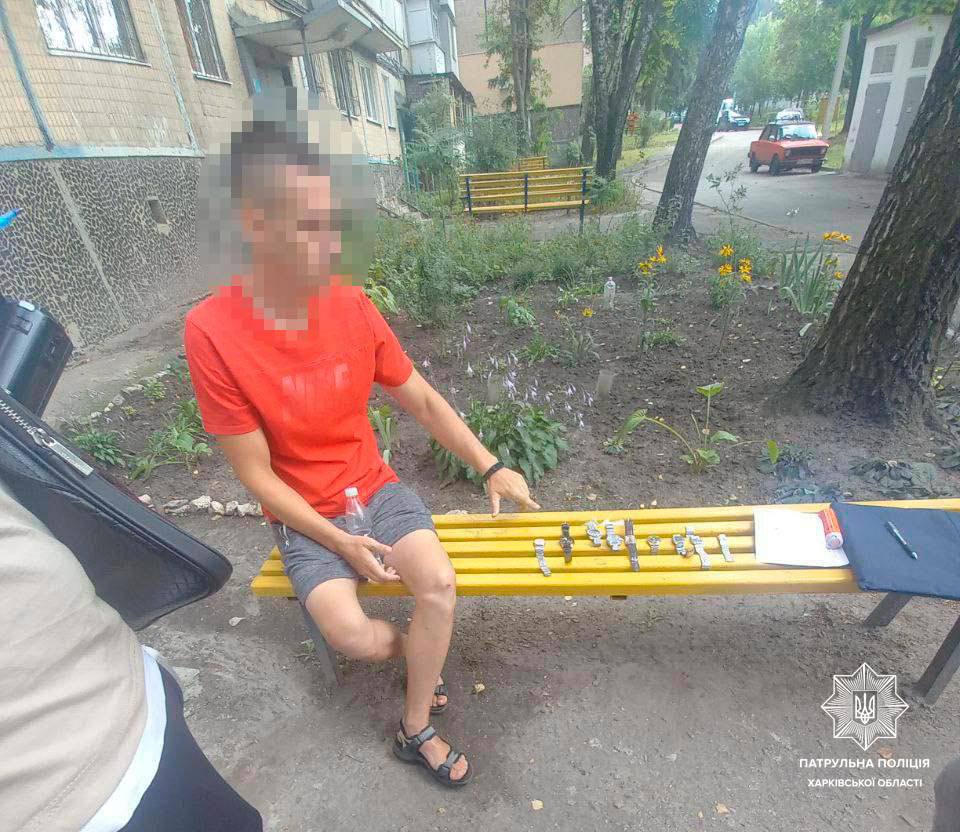 На Салтівці перехожому бризнули в обличчя з балончика і відібрали годинник