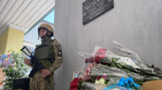 «Ребенок от Бога»: погибшему летчику установили мемориальную доску в Харькове