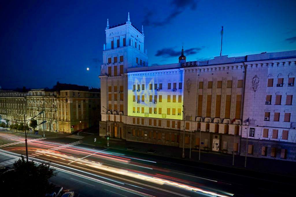 Здание мэрии Харькова подсветили цветами украинского флага (фото, видео)