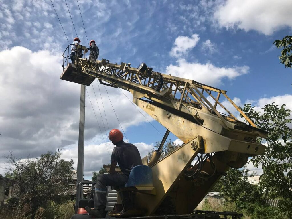 На Харківщині повернули світло в заміноване село, де вціліли 10% будинків