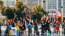 ЛГБТ-активісти провели веселковий велопробіг у центрі Харкова (фото)