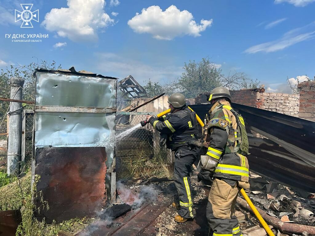Горели дома. 4 пожара вспыхнули после обстрела россиян села на Харьковщине