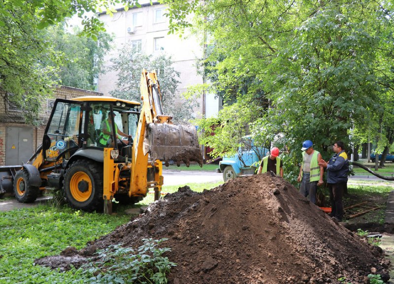 В районе авторынка «Лоск» в Харькове ликвидируют аварию на водоводе