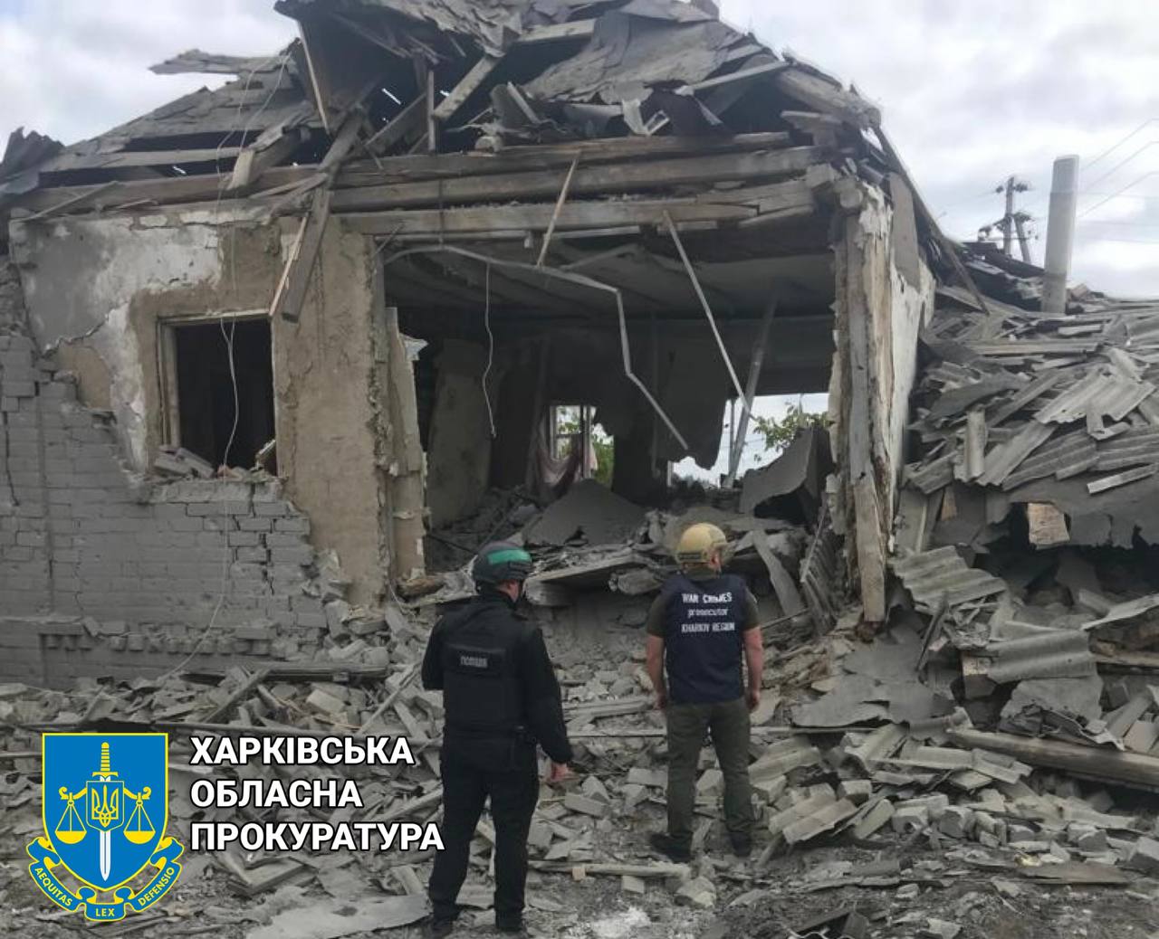 Наслідки удару авіабомбою по Куп’янську: фото прокуратури