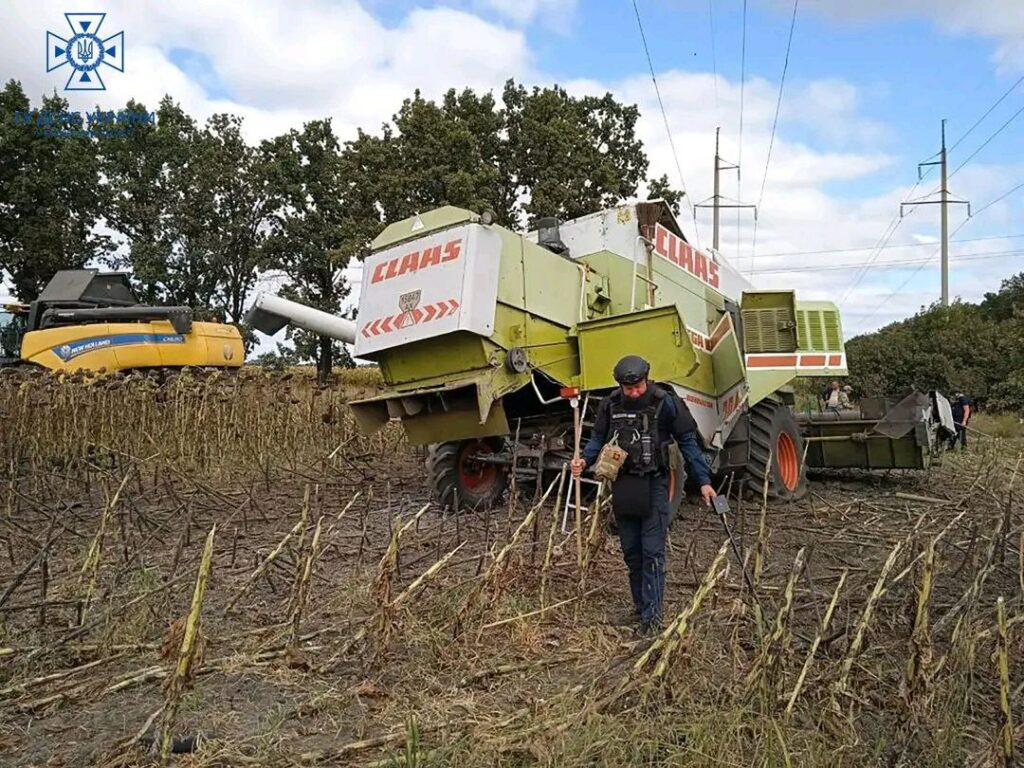 На Харьковщине утром комбайн подорвался на мине: водитель ранен