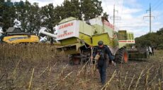 На Харківщині вранці комбайн підірвався на міні: водія поранено