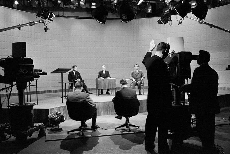 Кеннеди и Никсон во время теледебатов в студии