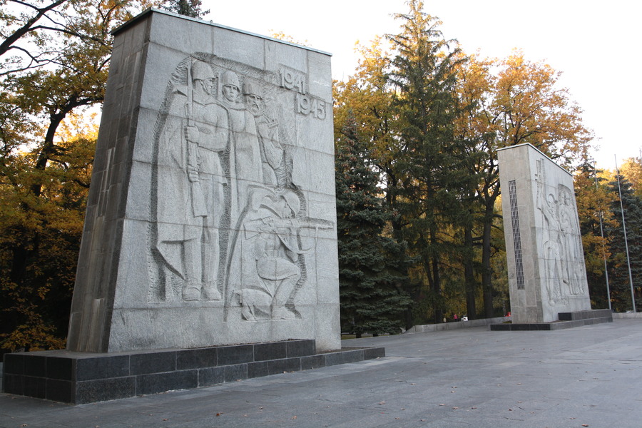 У неділю в Харкові заборонять паркуватися біля меморіалу в Лісопарку