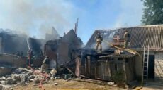 Житлові будинки горіли у Вовчанську через ворожий обстріл (фото)