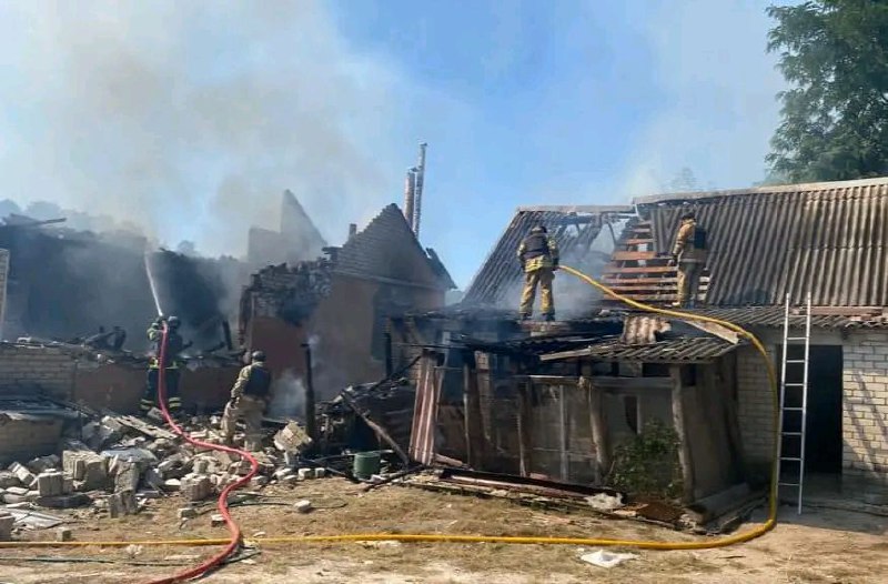 Жилые дома горели в Волчанске из-за вражеских обстрелов (фото)