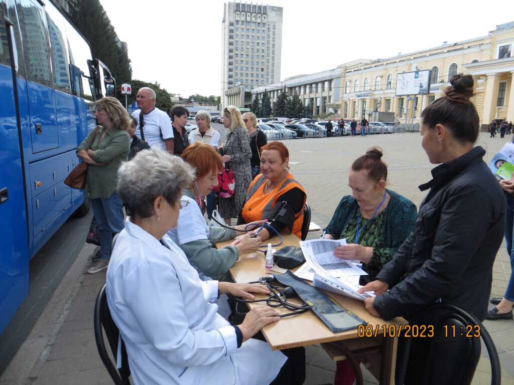 У вокзала в Харькове призывали переходить на сторону здоровья (фото)