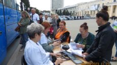 Біля вокзалу в Харкові закликали переходити на бік здоров’я (фото)