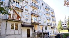 У Чугуєві завершують відновлювати 2 зруйновані ворогом багатоповерхівки (фото)
