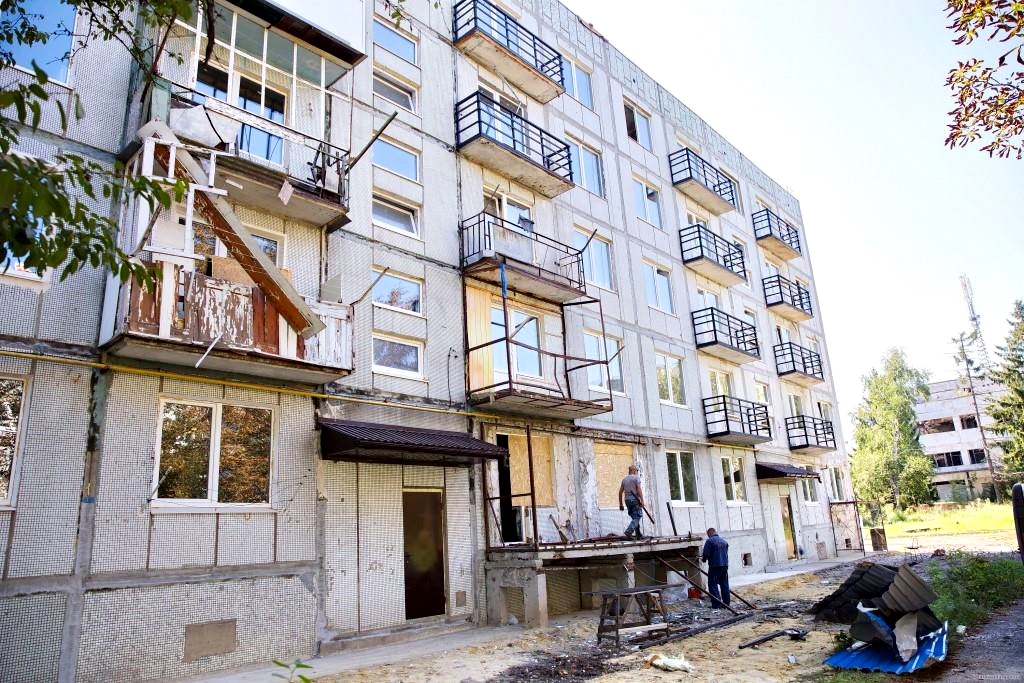 В Чугуеве завершают восстанавливать две разрушенные врагом многоэтажки (фото)