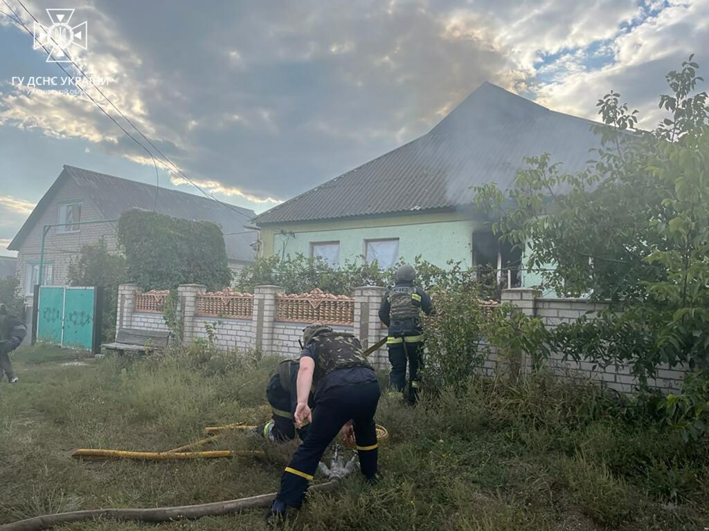 На Купянщине спасатели сегодня тушили пожары под постоянными обстрелами (фото)