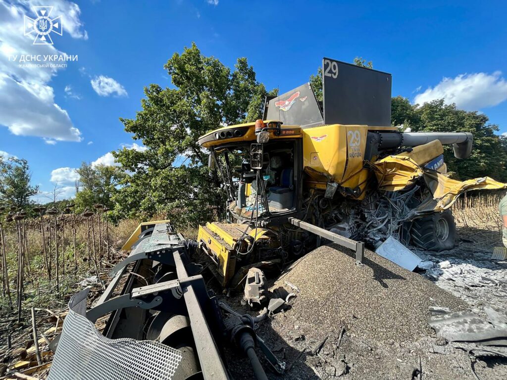 У полі на Харківщині комбайн наїхав на міну: водій дістав поранень (фото)