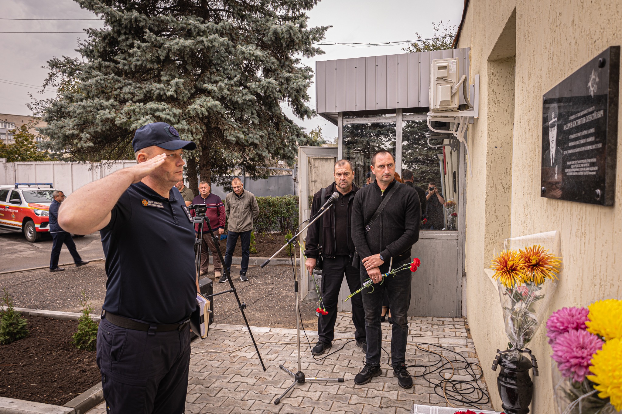 У Ізюмі відкрили меморіальну дошку загиблому рятувальнику ДСНС 3