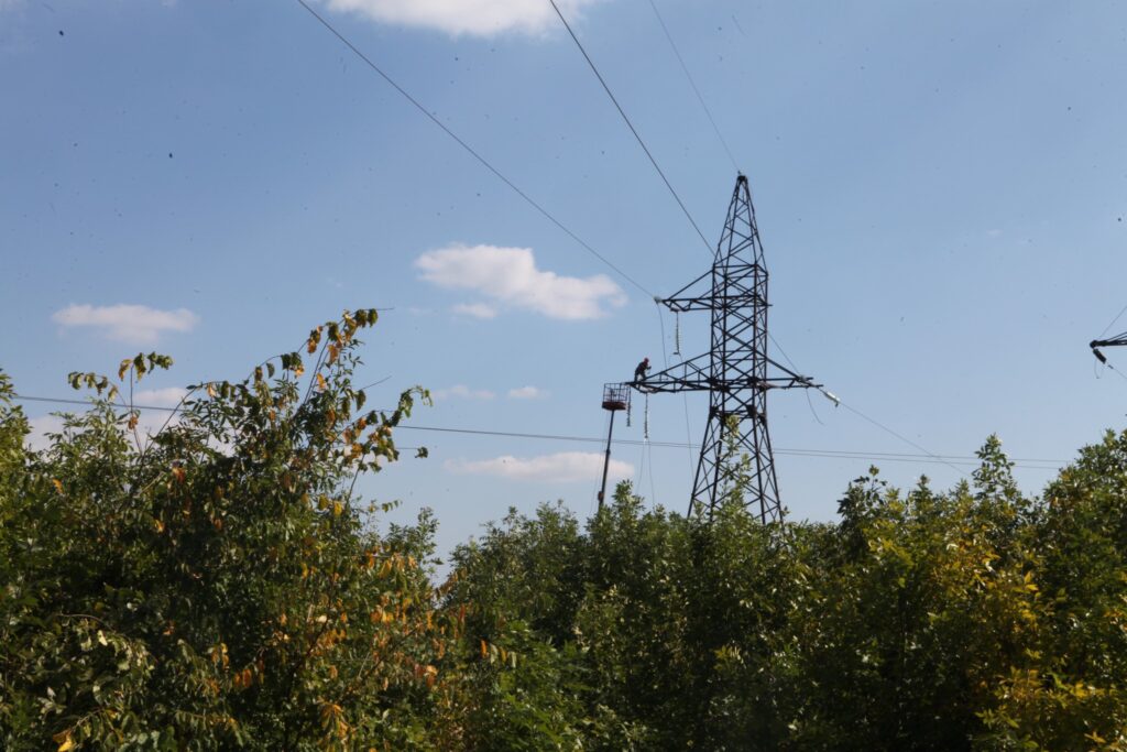 В обленерго розповіли, для чого перекривали дорогу М-03 на Харківщині (фото)