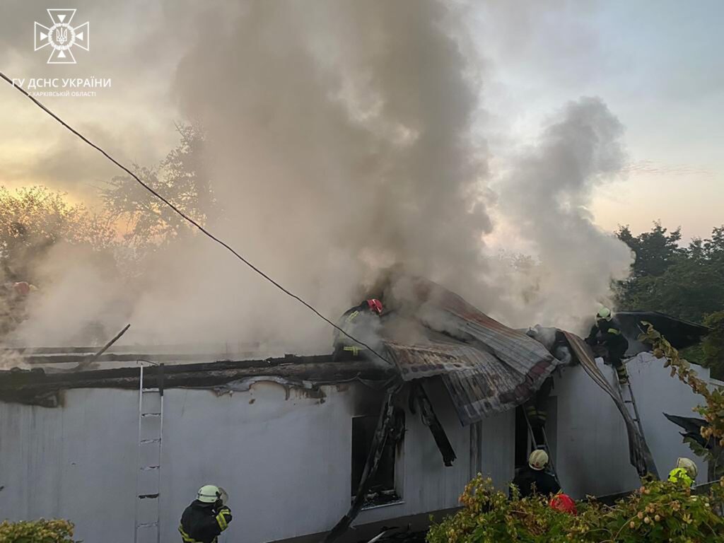 В Харькове горел частный дом: огонь тушили около трех часов (фото)