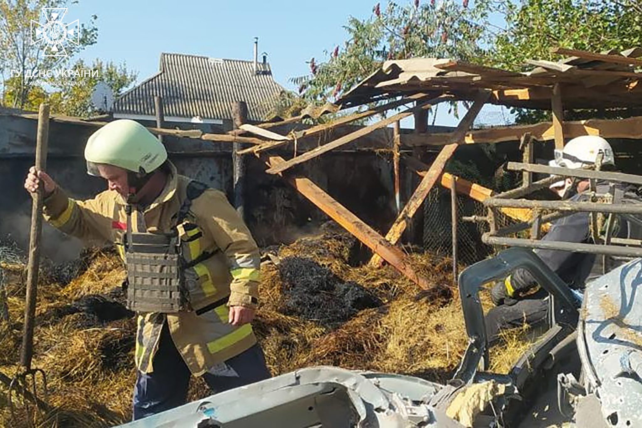 Окупанти обстріляли Вовчанськ: горів сінник, пошкоджені авто та дім (фото)