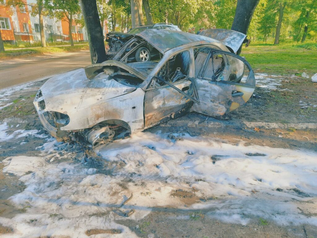 В Харькове в результате ДТП горела легковушка: водитель получил травмы (фото)