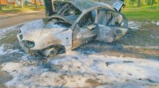 У Харкові внаслідок ДТП горів легковик: водій отримав травми (фото)