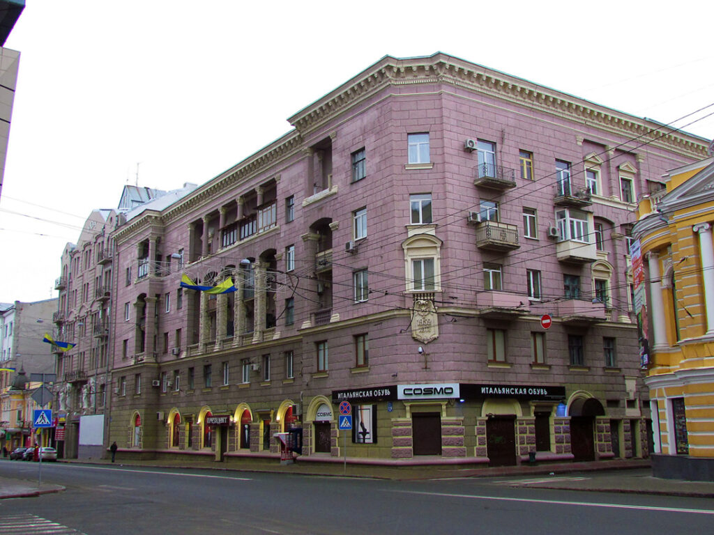 С дома в центре Харькова пока не будут снимать серп и молот (документ)