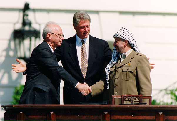 Іцхак Рабін та Ясір Арафат тиснуть руки