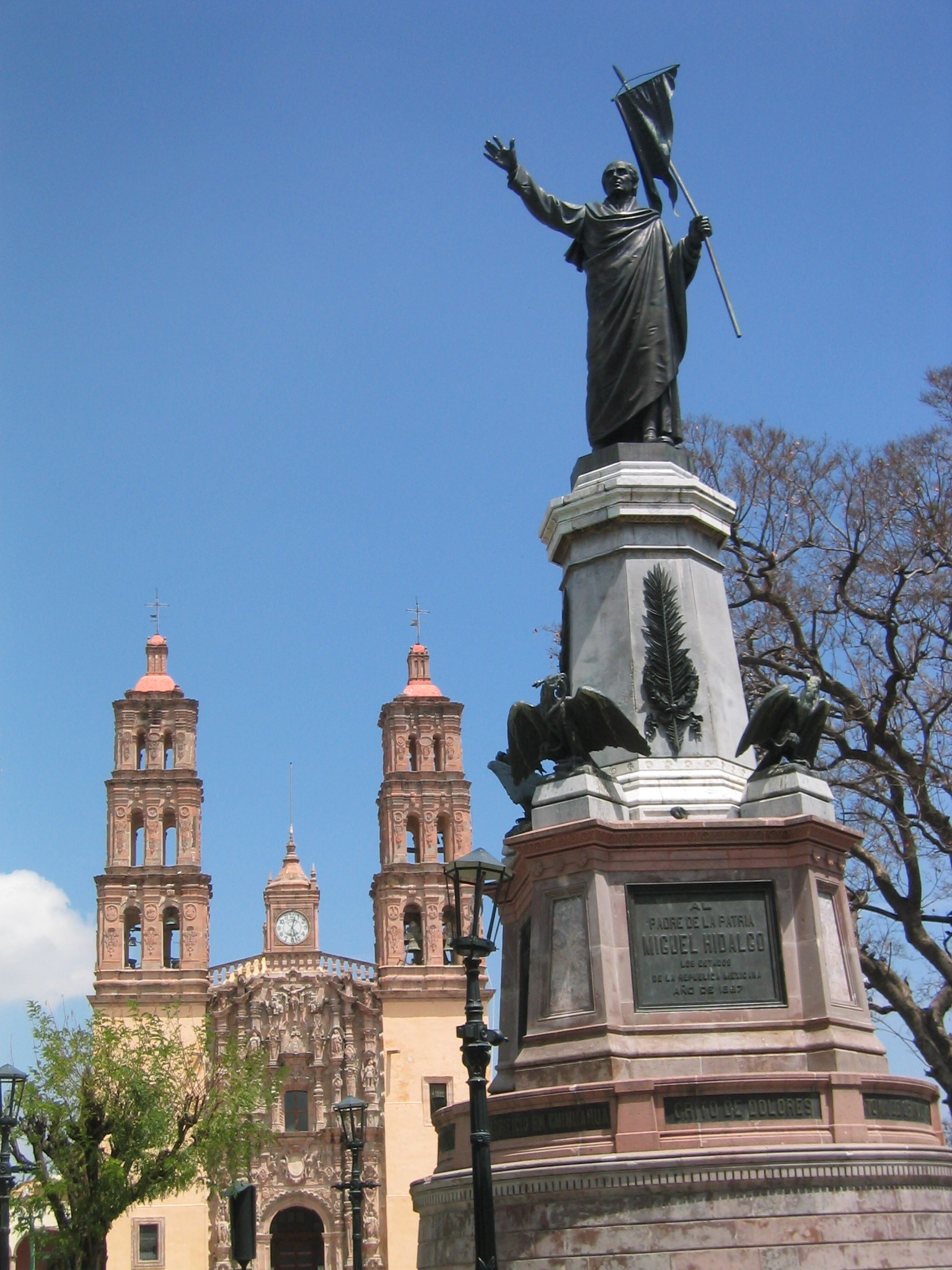 Памятник Мигелю Идальго в Мексике