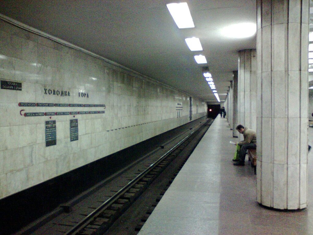 У метро Харкова затримали чоловіка із сотнею боєприпасів