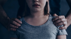 Регулярно насиловал 13-летнюю: педофила с Харьковщины посадили на 12 лет