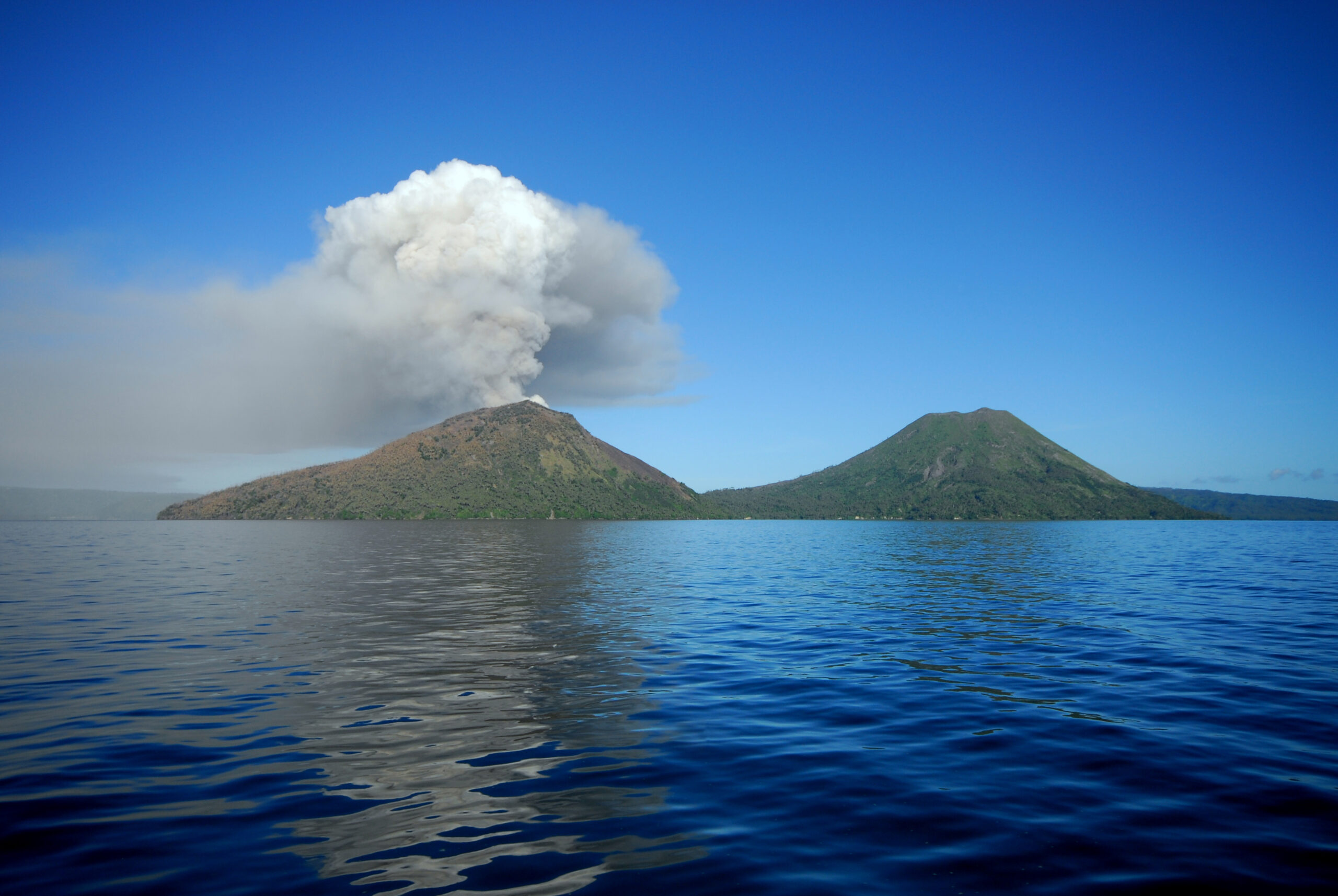 Папуа - Новая Гвинея вулкан на острове
