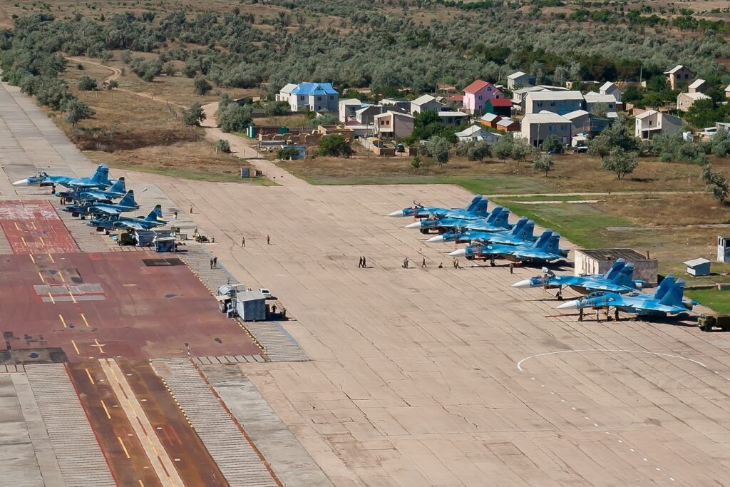 Україна вдарила ракетами Нептун по аеродрому Саки в Криму, пошкодила літаки