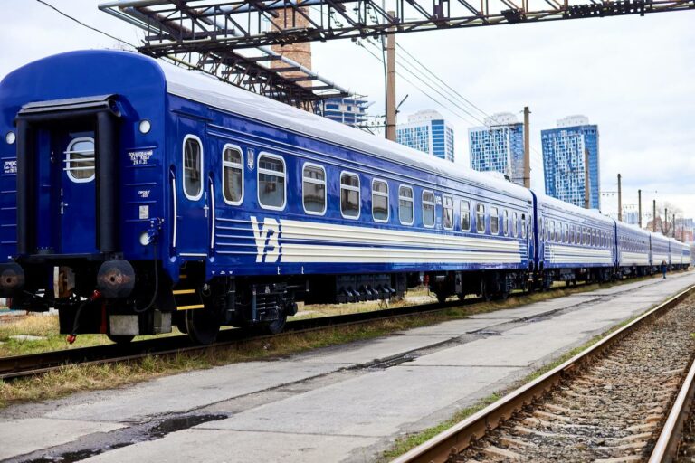 Через удари знеструмлена залізниця у двох областях – потяги затримуються
