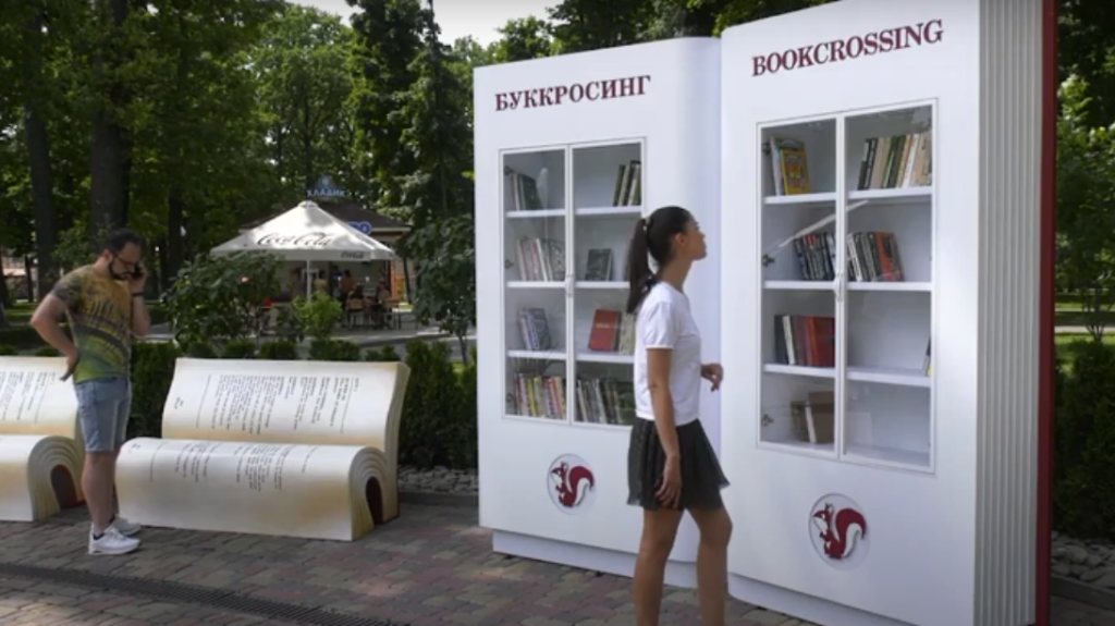 Из уличной библиотеки в Центральном парке Харькова украли почти все книги
