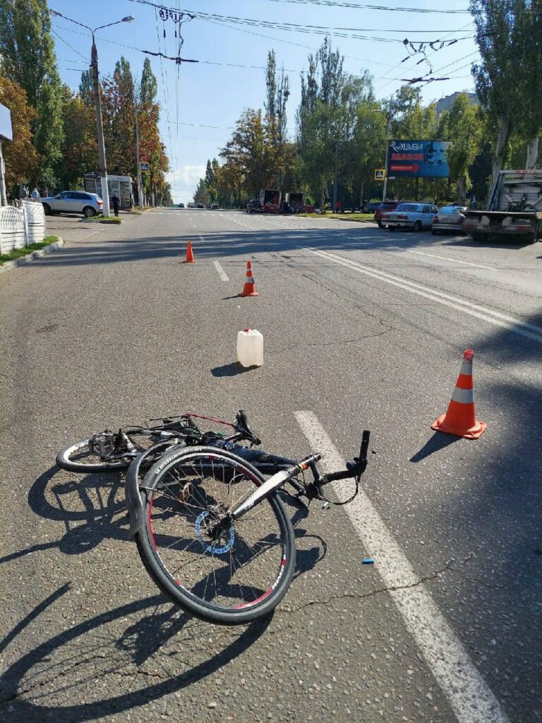 ДТП на Салтівці: автомобіль збив велосипедиста, чоловік у лікарні (фото)