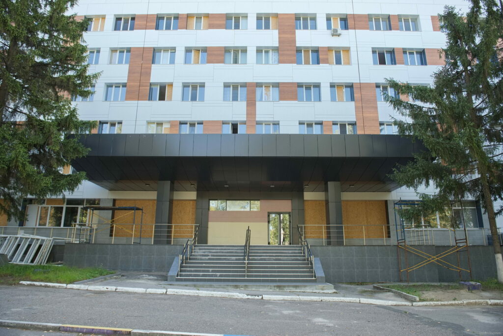 У Харкові ремонтують обласну дитячу лікарню, яку 4 рази обстріляли росіяни