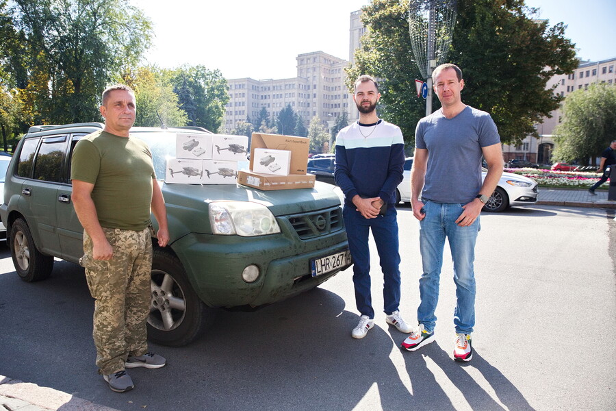 5 дронов и ноутбуки передали украинским десантникам под Купянск из Харькова