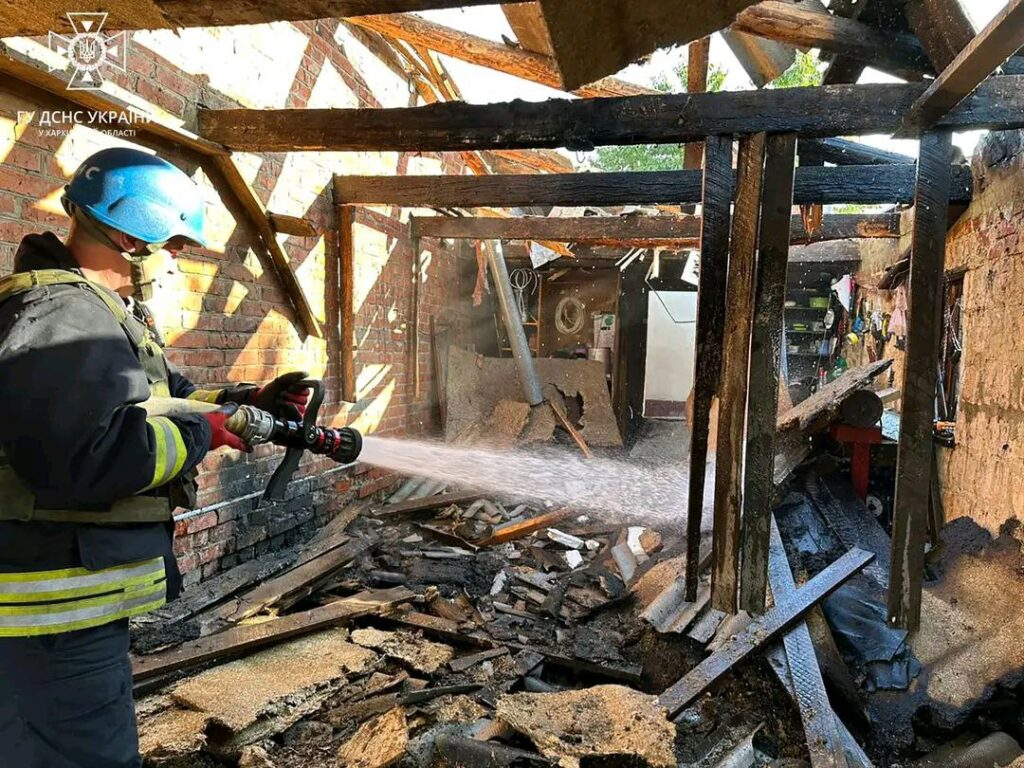 На Харьковщине россияне обстреляли село, вспыхнул пожар в гараже — ГСЧС (фото)