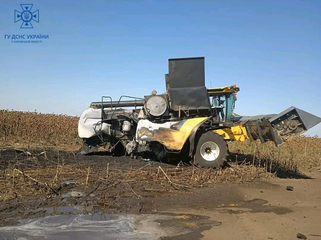 На Харківщині у полі на ворожій міні підірвався комбайн: сталася пожежа (фото)