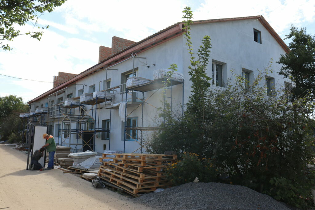 У Дергачах під Харковом обіцяють відновити будинки до холодів (фото)