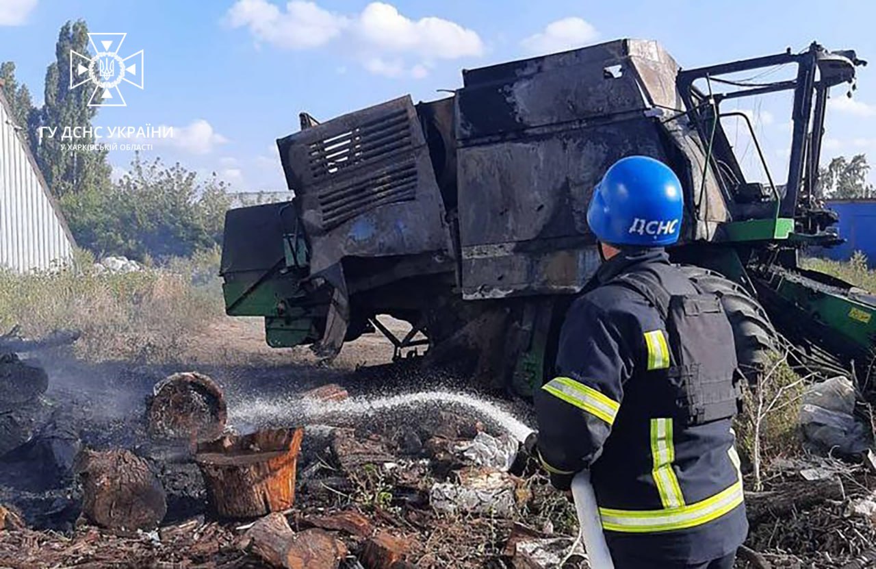 Росіяни обстріляли агропідприємство на Харківщині, знищили комбайн – ДСНС