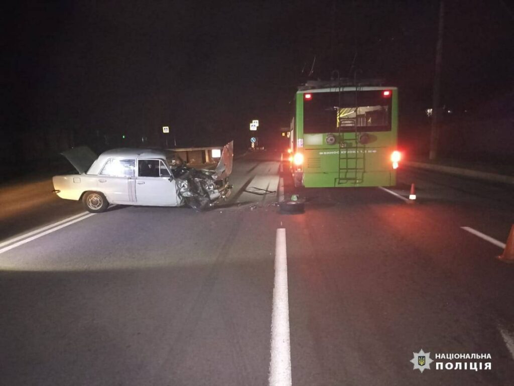 ДТП у Харкові: машина врізалася у тролейбус (фото)